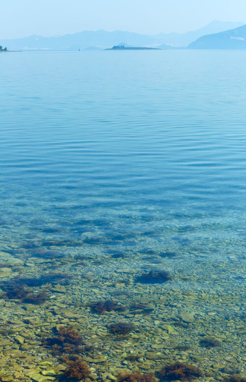 早晨亚得里亚海和地平线上岛屿的纯净水（克罗地亚）岛屿克罗地亚海岸线
