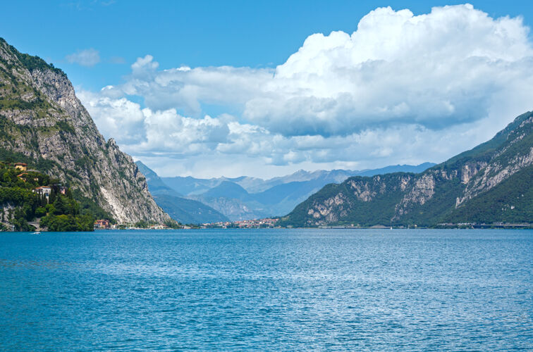 山科莫湖（意大利）从海岸的夏季景观风景湖风景
