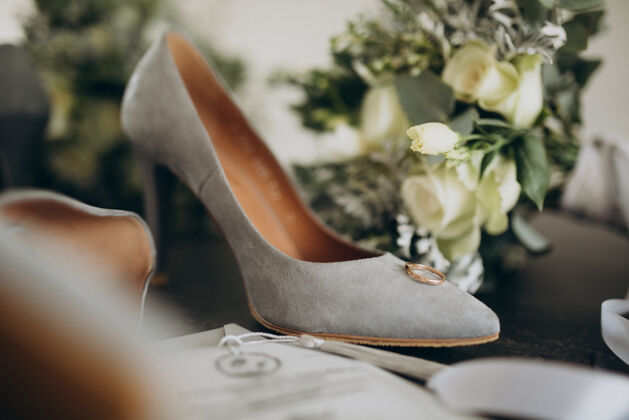 花新娘婚礼鞋与婚礼花束戒指鞋日