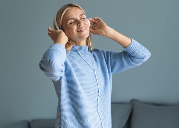 预防流感大流行期间 在家里用耳机欣赏音乐的女人水平Ncov隔离