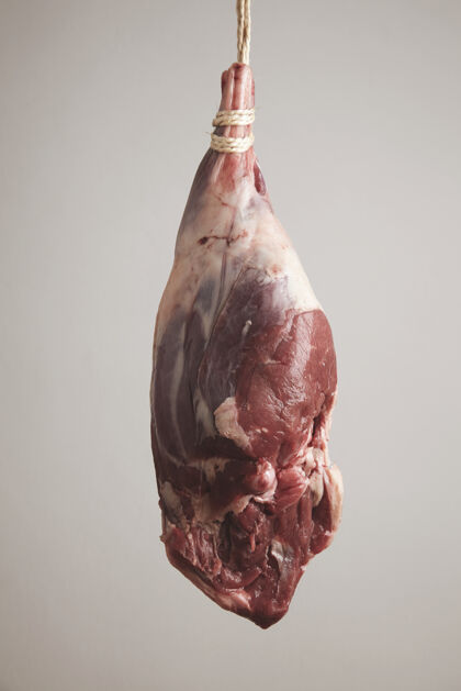 肉生羊肉冰岛羊腿挂在工艺绳上吸烟古饮食 有机食品 白色灰色隔离牛排食肉动物羊肉