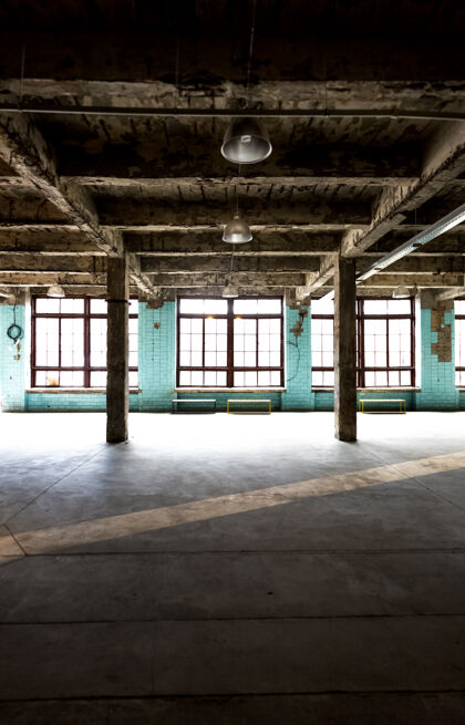 灯光工厂里废弃的旧仓库 走廊很长 窗户很大窗户年代危险