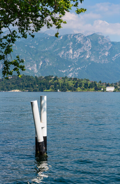 银行科莫湖夏季海岸从船上看 意大利反射季节风景