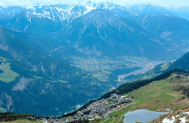 雪贝特梅拉尔普山村（瑞士）夏季顶视图房子阿尔卑斯山风景优美