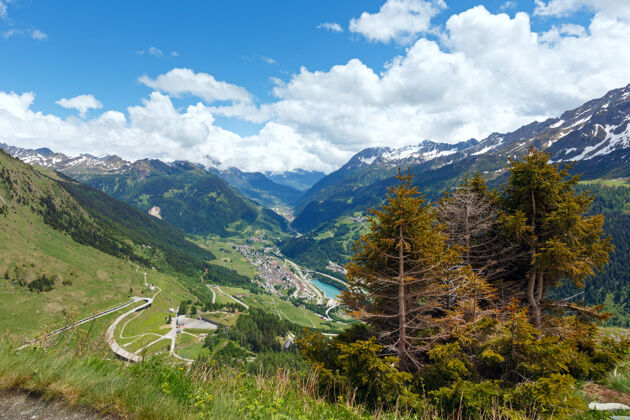瑞士从passodelsangottardo山口（瑞士）观看夏季阿尔卑斯山景景观高山瑞士