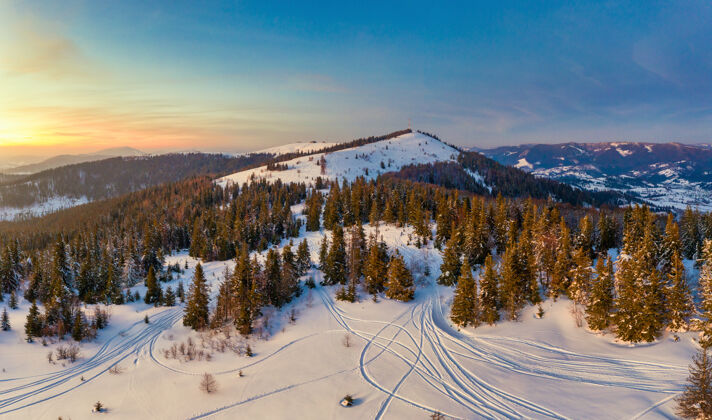 风景在一个阳光明媚 无风霜冻的日子里 欧洲滑雪胜地美丽的雪坡的神奇冬季全景冬季活动休闲的概念日落惊人空中