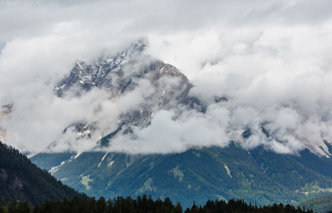 雾夏季多云的山顶从奥地利弗恩帕斯看 靠近祖格斯皮茨山风景山高