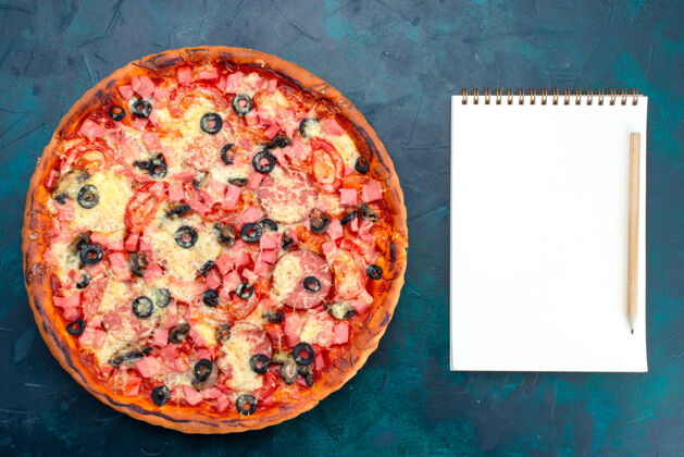 烘焙顶视图烤美味的比萨饼与橄榄香肠和奶酪在浅蓝色的背景奶酪番茄菜肴
