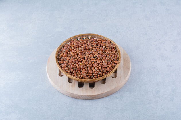 营养素在木板上编织篮子 在大理石背景上装满干红豆蛋白质配料豆类