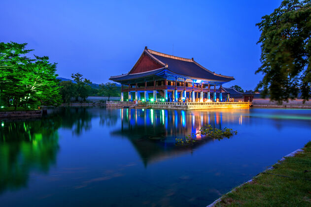 堡垒韩国首尔的庆功宫和银河之夜城墙皇家灯光