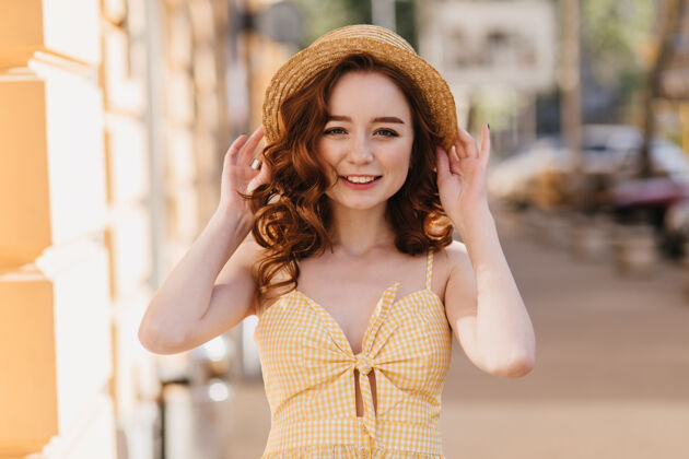 快乐穿着复古黄色服装的姜黄色女人走在街上梦幻的白色女孩戴着草帽的户外照片微笑散步年轻