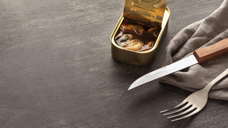 保存英国贻贝可以与餐具和厨房毛巾钢铁水平