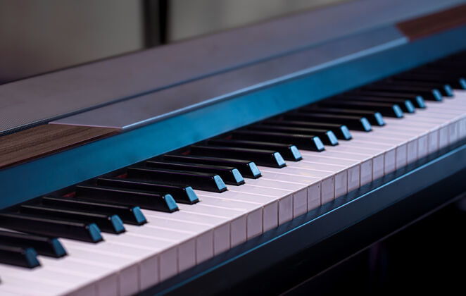 接近在一个美丽的彩色背景钢琴键特写向上钢琴乐器