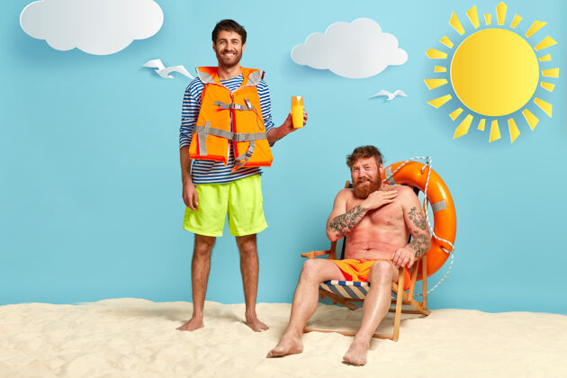 防晒霜快乐男人的照片建议朋友使用防晒霜 有积极的微笑 穿救生衣沙子放松海洋