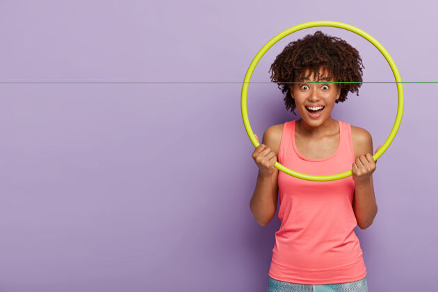 运动运动型快乐的阿罗女人用呼啦圈锻炼身体 笑着享受休息高兴运动装满意