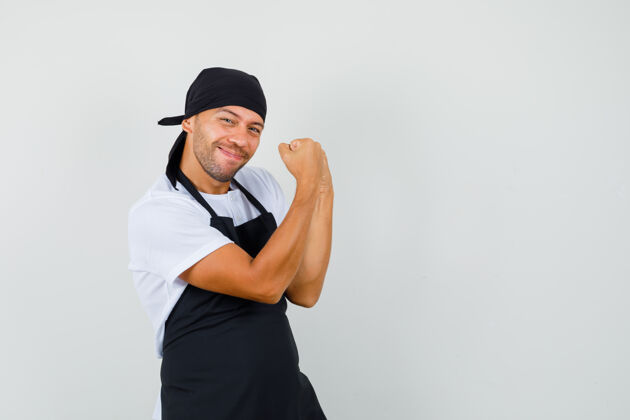 美食家面包师穿t恤展示赢家姿态男人职业制服