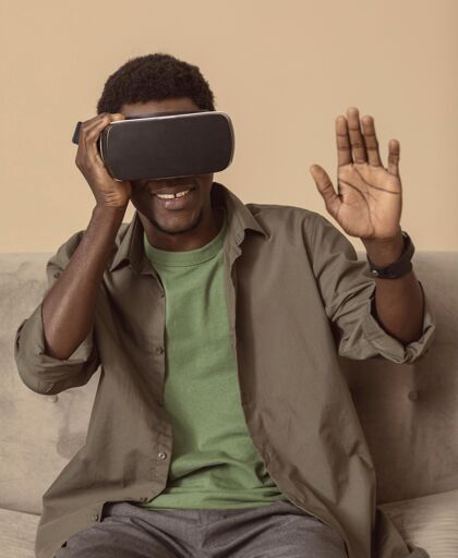虚拟男人很高兴使用虚拟现实耳机数字设备技术摄影