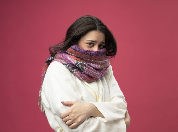 长袍冻僵的年轻白种女人用围巾捂着嘴生病深红色冬天