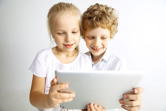 学校穿牛仔裤的男孩和女孩 最好的朋友或兄弟姐妹玩得开心在平板电脑上自拍童年 教育 假期或家庭作业概念 现代科技男孩学习小学生