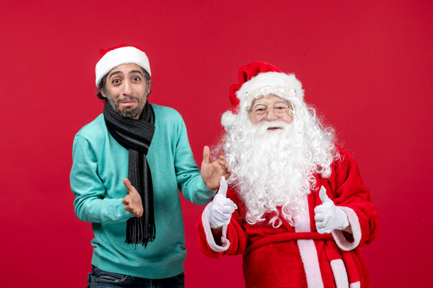 红色正面图：圣诞老人和年轻的男性站在一起人们站着快乐