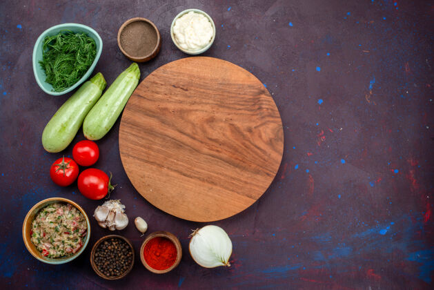 蔬菜在黑暗的桌子上俯瞰新鲜的南瓜和西红柿 蔬菜 肉和调味品顶部胡椒蔬菜