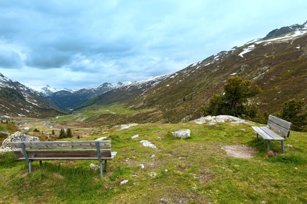 水带长凳的夏日山景（瑞士弗雷拉山口）瑞士松树山脉
