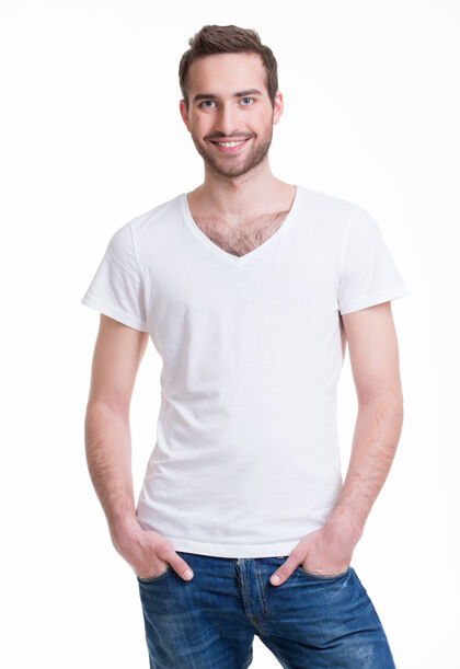 男漫不经心地微笑着的快乐男人的肖像-孤立在白色上衬衫男笑