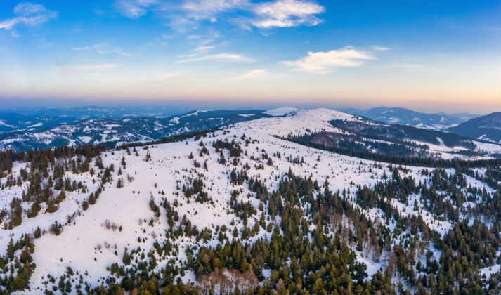 山在一个阳光明媚 无风霜冻的日子里 欧洲滑雪胜地美丽的雪坡的神奇冬季全景冬季活动休闲的概念乌克兰欧洲娱乐