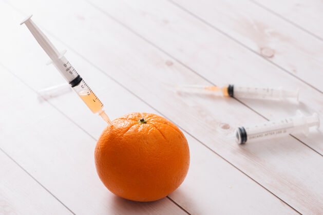 医疗保健在白色表面隔离橙色注射器食品科学生的