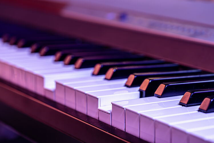 音乐钢琴键创意钢琴按下