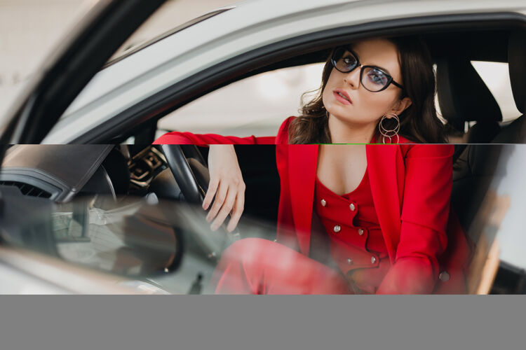 穿着穿着红西装 坐在白色轿车里 戴着眼镜的美女性感富商汽车眼镜魅力