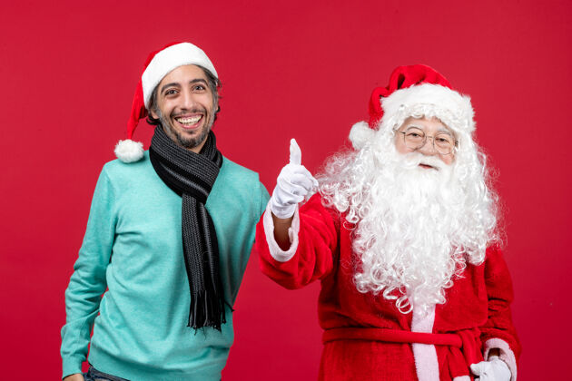 男性正面图：圣诞老人和年轻的男性站在一起站立年轻人们