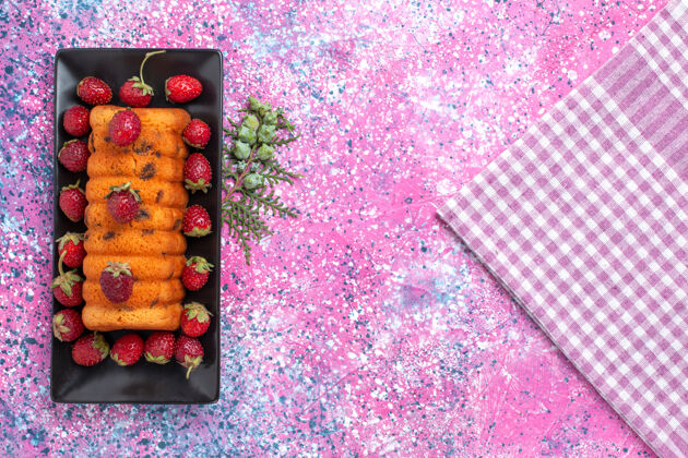 草莓粉红色桌子上有美味的蛋糕和新鲜的草莓水果糖果蛋糕