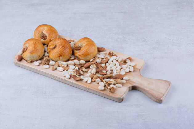 饼干用各种坚果做成的木板上有果仁的甜糕点甜点面包房坚果