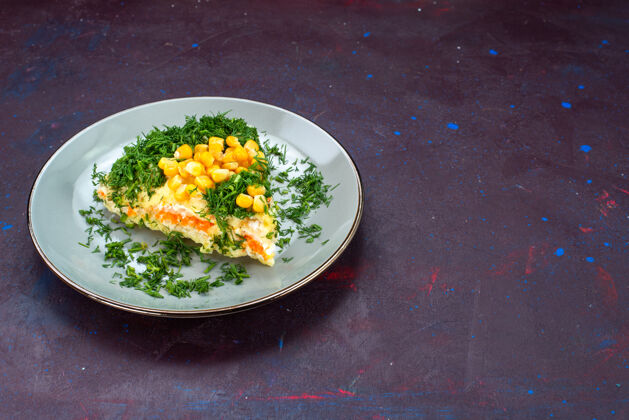 鸡肉前视美味的沙拉 放在深色的桌子上 盘子里有梅耶奈斯绿玉米和鸡肉美味盘子午餐