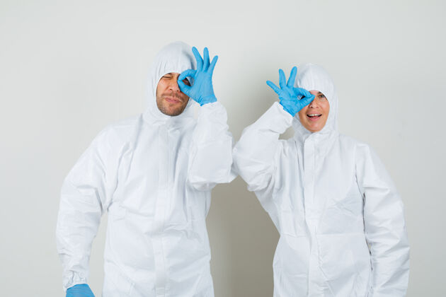 职业两个医生穿着防护服 戴着手套 眼睛上有正常的迹象保健医学医生