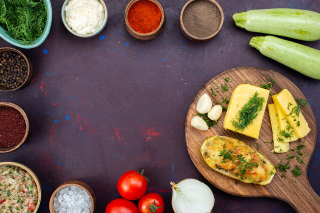 南瓜在深紫色的桌子上俯瞰烤南瓜和芝士绿 调味料 肉末和新鲜蔬菜烘焙食物绿色