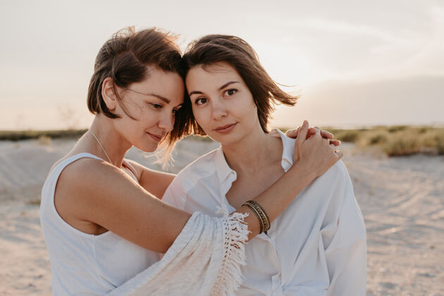 开朗两个年轻女子在日落海滩上玩得很开心 男女同性恋爱情浪漫Lgbt女性伴侣