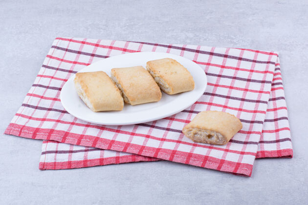 甜点奶油饼干放在白色盘子里桌布填充甜点