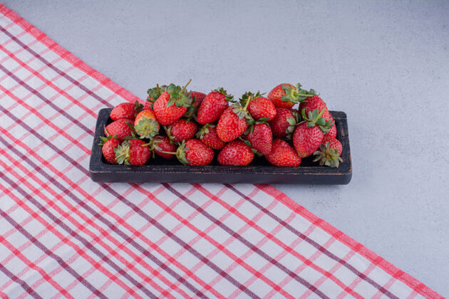 桌布黑色托盘 大理石背景桌布上有新鲜草莓营养水果美味