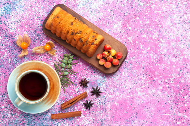 美味俯瞰美味的蛋糕 甜甜可口的樱桃 粉红桌上的一杯茶美味粉色糖