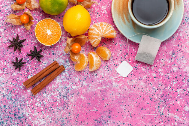 健康顶视图新鲜酸橘子与柠檬和一杯茶的粉红色背景柠檬橘子水果