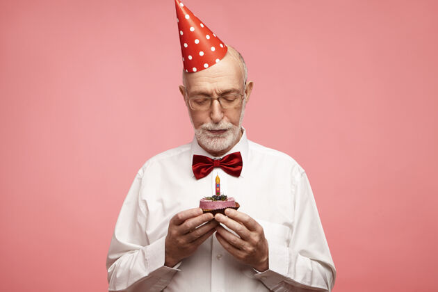 单身年龄 老人 生日和庆祝的概念成年人蛋糕庆祝