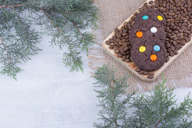 装饰用糖果和咖啡豆装饰的巧克力饼干松树枝木头饼干