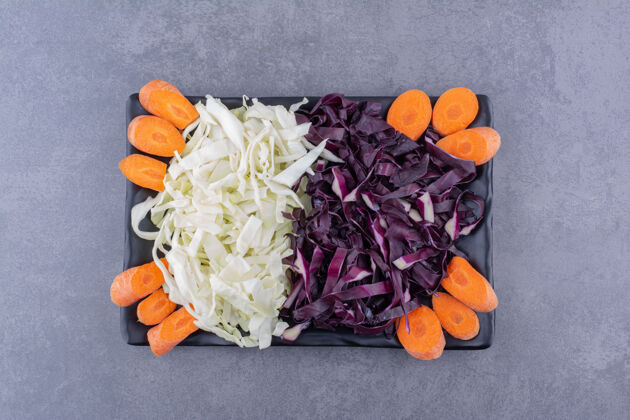 食物切碎的卷心菜和胡萝卜片放在盘子里蔬菜甜味异国情调