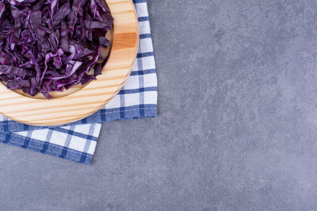 极简在木盘上切碎紫色卷心菜有机酸健康