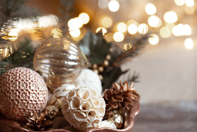 圣诞节在模糊的背景下 在圣诞树上放上玩具 装饰和圣诞气氛概念模糊球细节