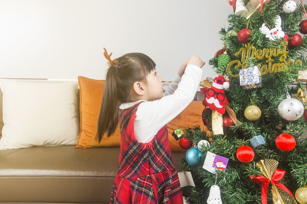 礼物快乐的圣诞节和快乐的假期和童年的概念快乐的小女孩微笑着圣诞礼品盒冬天女孩阳光