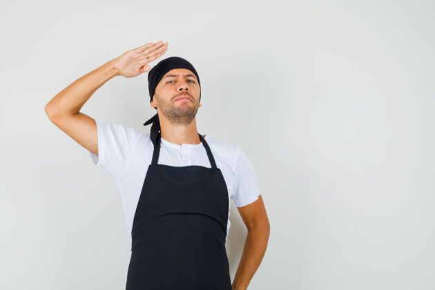 黑板面包师身穿t恤 围裙 展示敬礼手势 看起来很自信男人自信职业