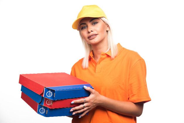 快速送比萨饼的女人拿着白色背景的比萨饼 一边看高质量的照片保持用餐送货